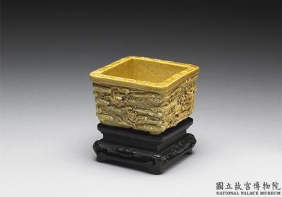 图片[2]-Square basin with nine dragons carved in relief in bright yellow glaze and Wu wei zhi mark, Ming dynasty, 16th-17th century-China Archive